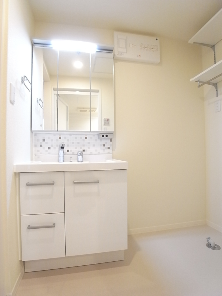 高さ調節のできる棚とハンガーパイプが便利な洗濯機置き場のある洗面脱衣所！