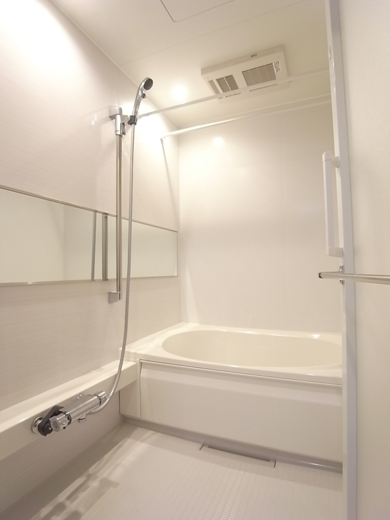 浴室は追い焚き・乾燥機能付き！一日の疲れをゆったり癒せます！シャワーヘッドもおしゃれ！