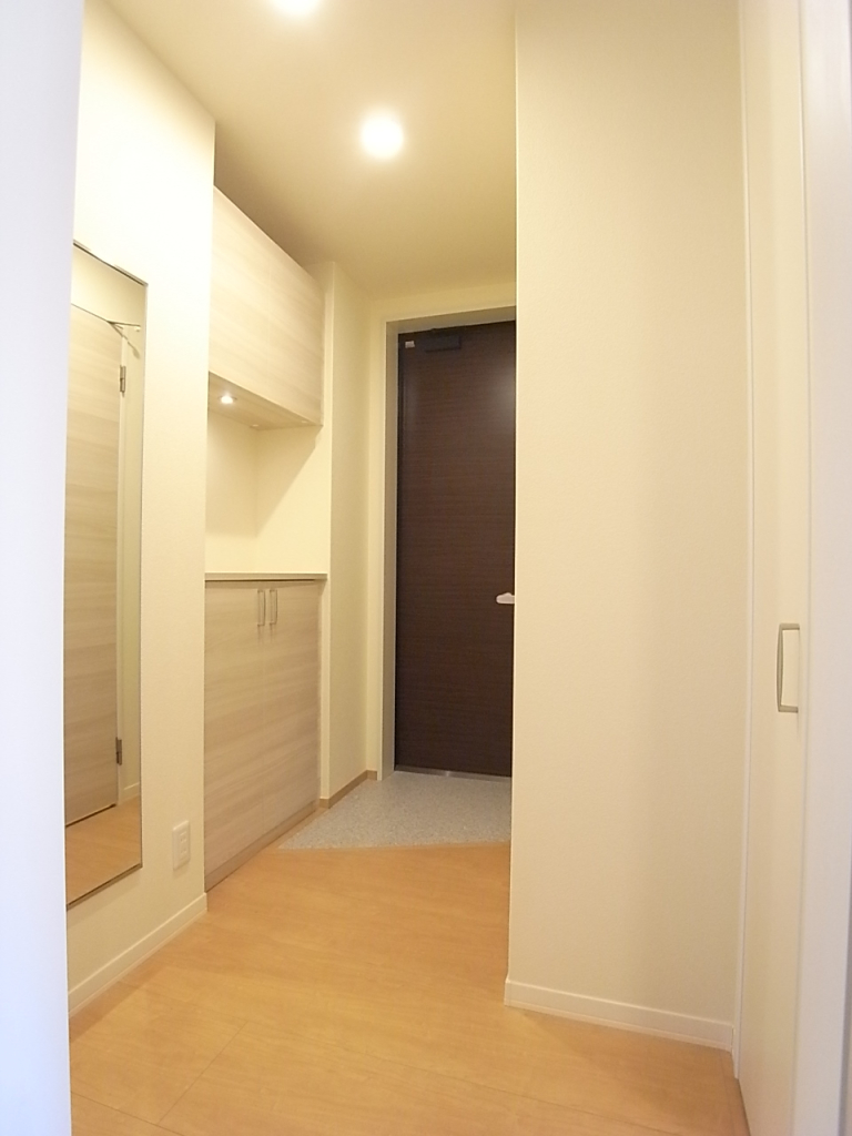 手すりや姿見のついた玄関！