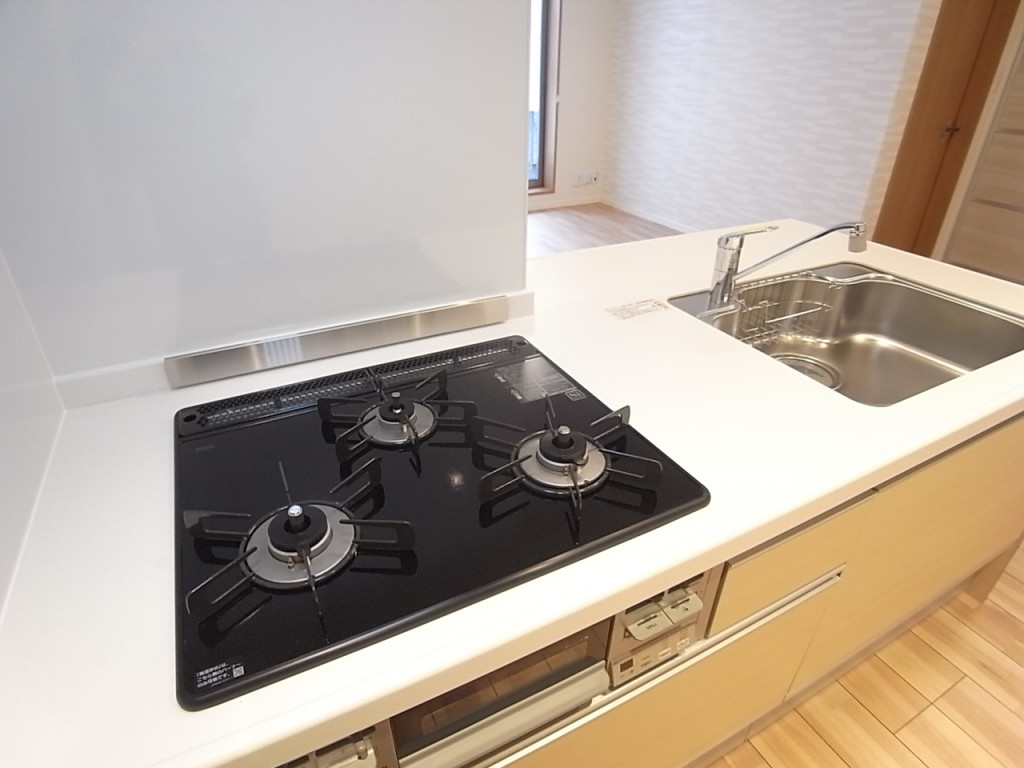 システムキッチンガス3口コンログリル付き！