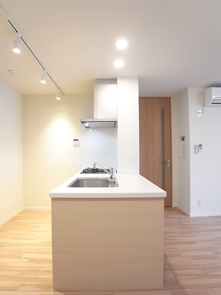 キッチン上部天井のライトがオシャレ！