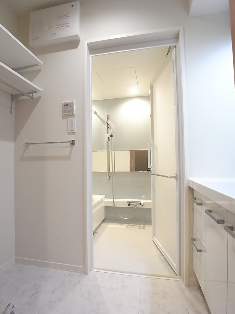 洗面脱衣所。右側は独立洗面台、左側が洗濯機置き場！