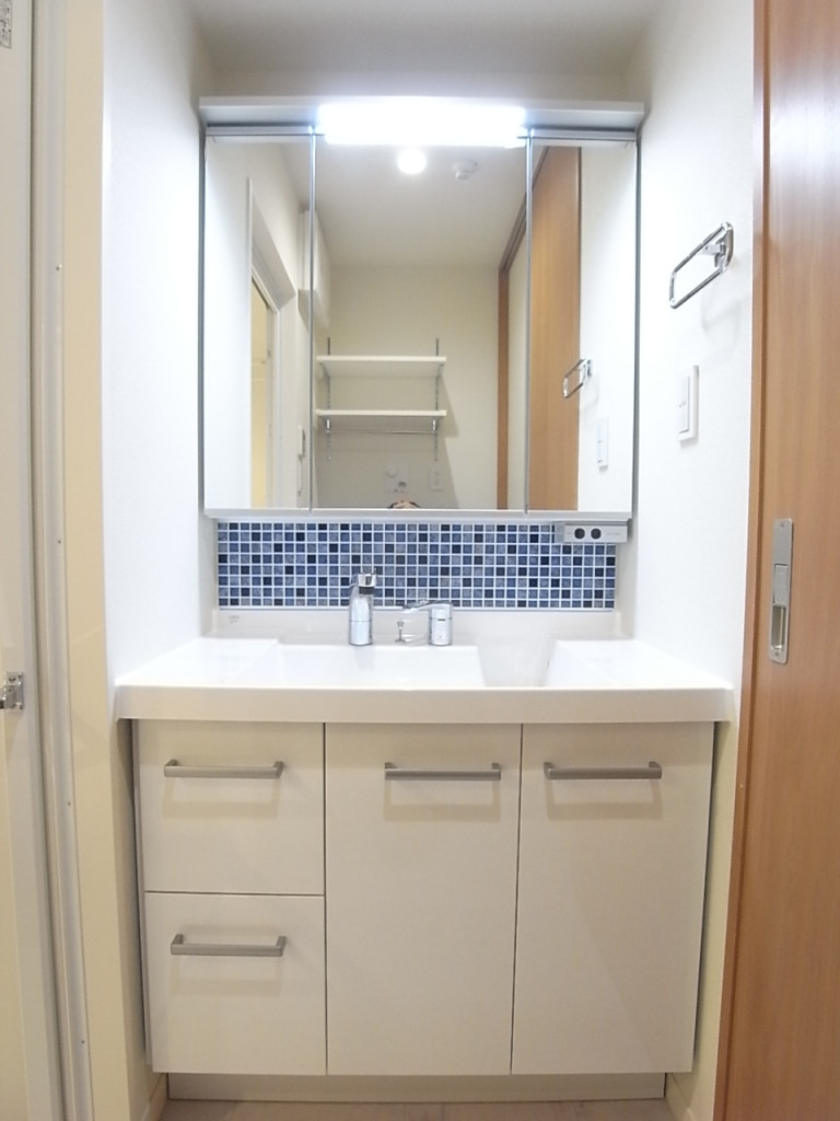 タイルがオシャレな洗面台は三面鏡。シャワー付きで便利！