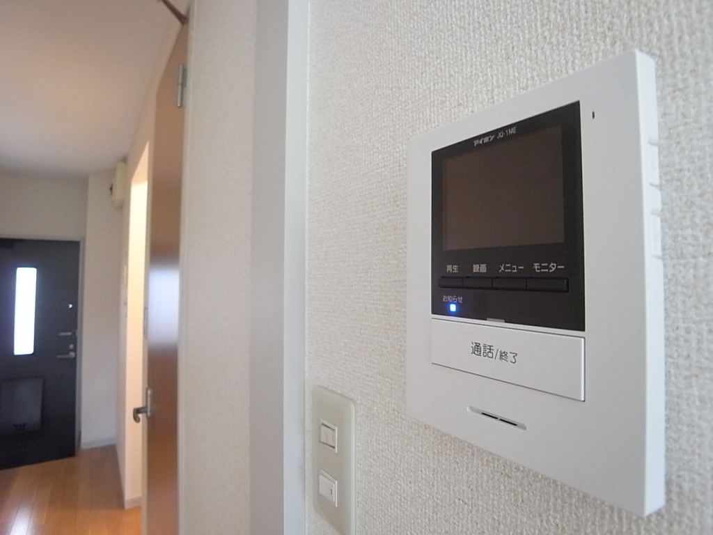 来客はモニターで確認してから対応をしましょう。