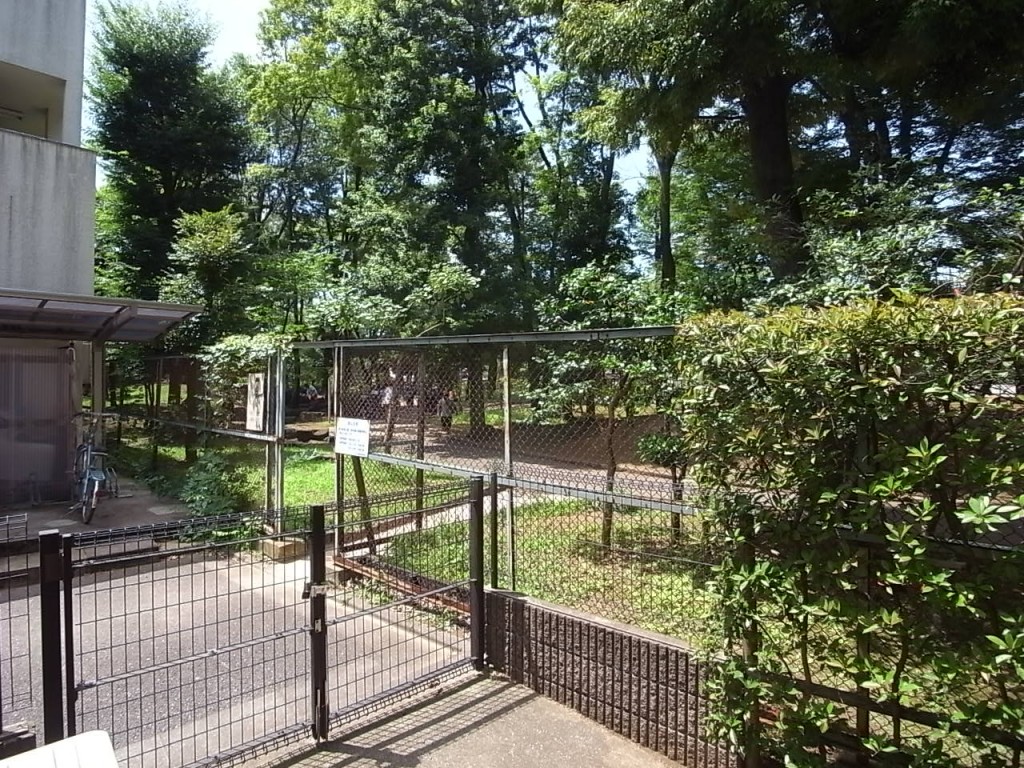 南西方面の様子。バルコニーの代わりに手すりあり。幅200×奥32.5
