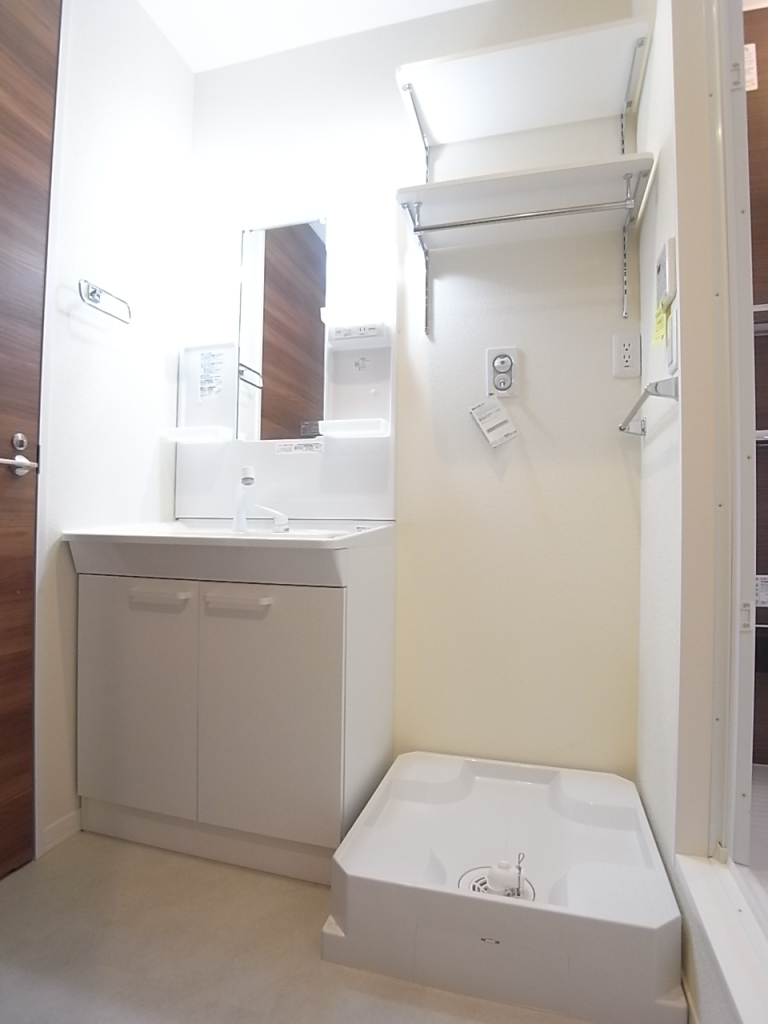 洗面脱衣所には防水パン付きの洗濯機置き場！上部の棚も便利！