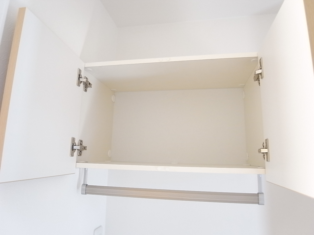 洗濯機置き場の上部には吊戸棚！