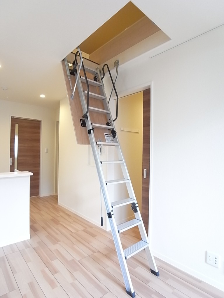 小屋裏収納へはリビングから上がります！