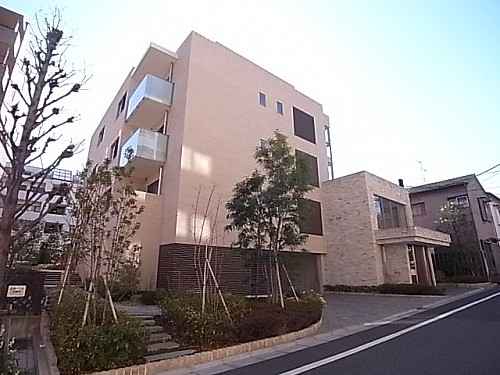 落ち着きと重厚感を持ち合わせる高級賃貸。緑も多く敷地にもゆとりがあります。