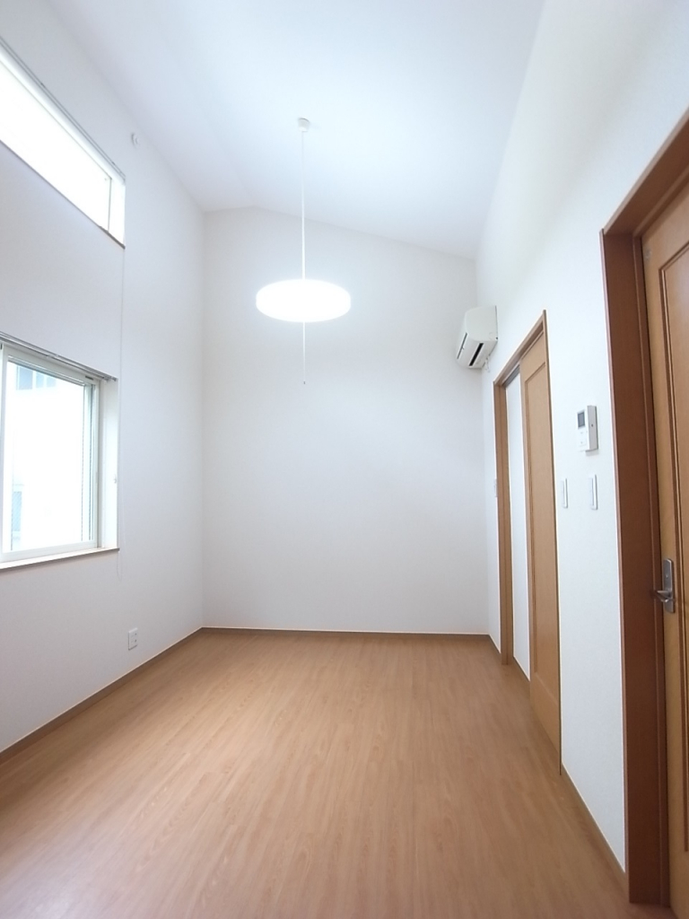 吹き抜けになっていて天井が高い！