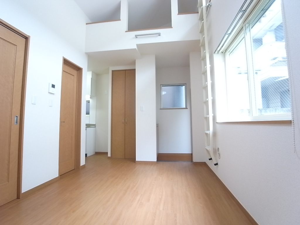 ナチュラル色で温かみのある内装。