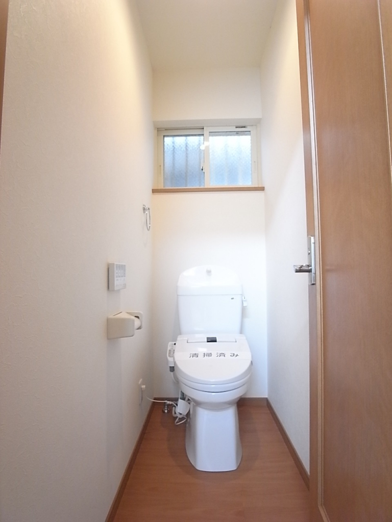 トイレにも換気窓がついていて明るい！もちろん温水洗浄便座付き！