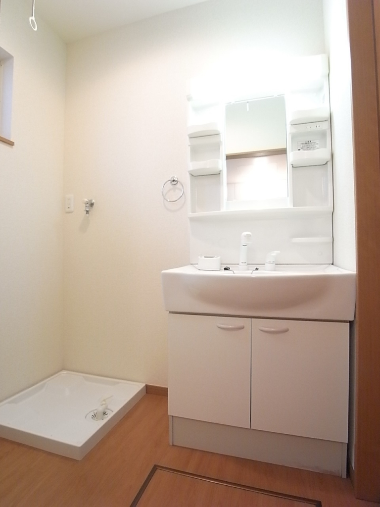 洗面脱衣所。窓がついていて明るく清潔感もあります！