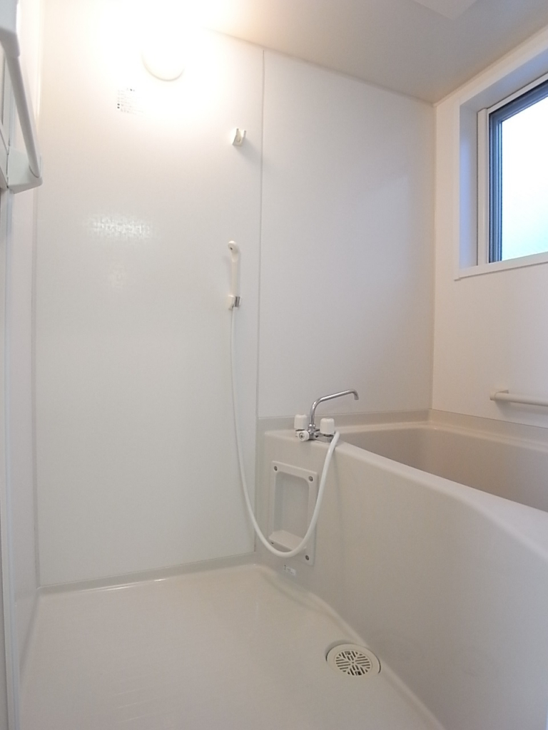 浴室にも窓がございます！一日の疲れを癒してください。