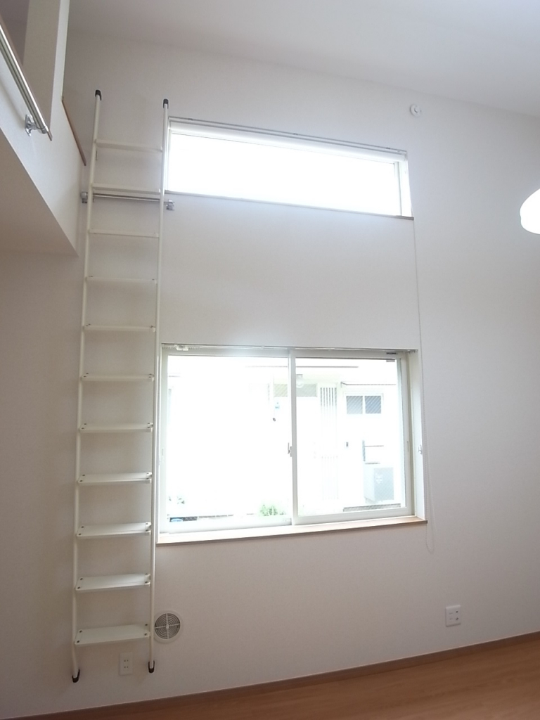 洋室上部にも窓があって明るい！梯子はロフトに上がるためのものです！