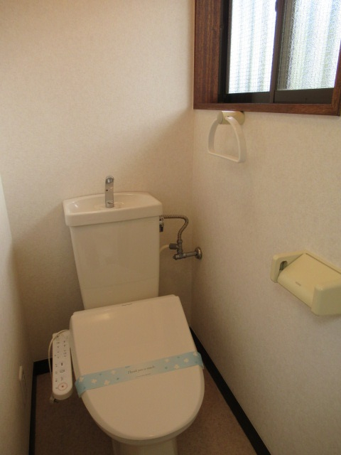 温水洗浄便座！窓があるのは嬉しい！