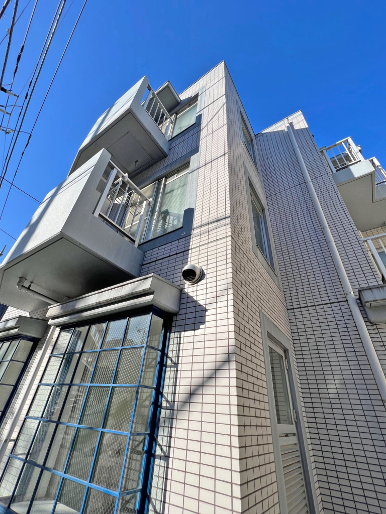 閑静な住宅街立地ながら買い物便利です
