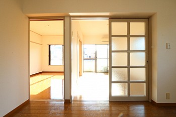 洋室からの爽やかな陽射しがキッチンまで差し込みます♪