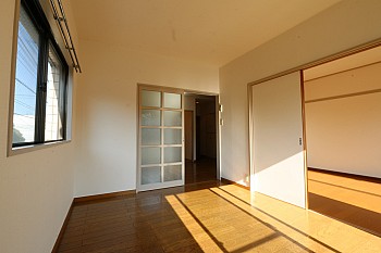 洋室は南西２面採光♪　陽当たり良好♪