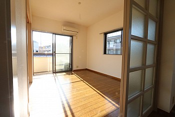 洋室は南西２面採光♪　陽当たり良好♪
