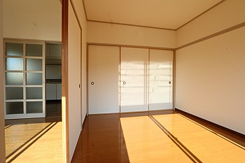 洋室は南向き♪　陽当たり良好♪