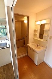 脱衣所はスライドドアで間取り効率をアップ♪