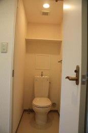 トイレは棚付！コンセントも装備！