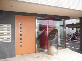 エントランス外観！オートロック装備！