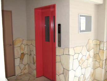 エレベーターの赤も印象的です！