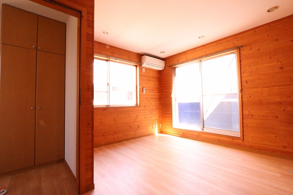 南向きのバルコニーから光が注ぐ明るいお部屋です♪