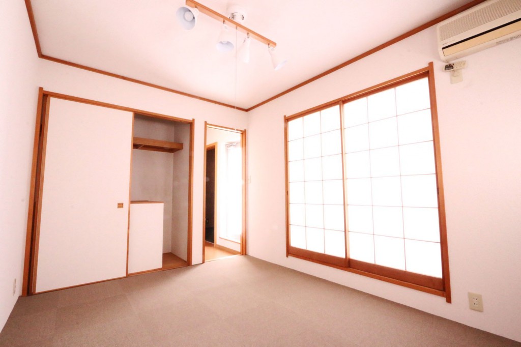 和室も南向き窓があるので陽当たり良好です♪