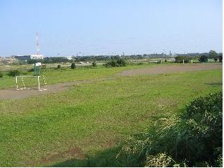 旭町スポーツ公園まで400m