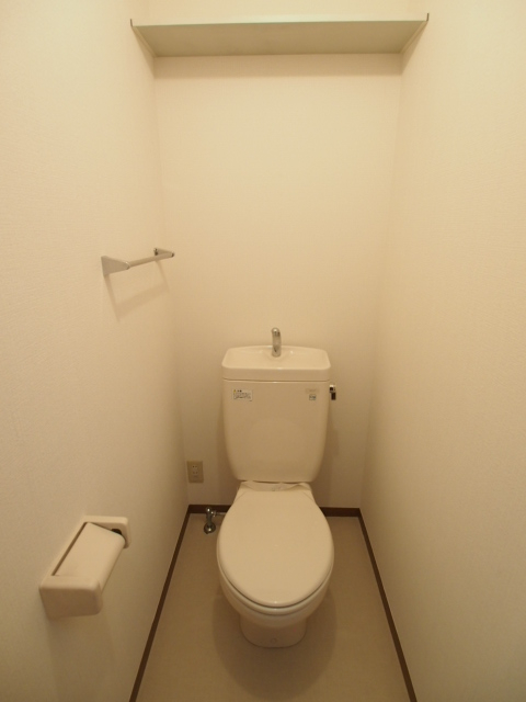 トイレもしっかり棚がある嬉しいつくりです。