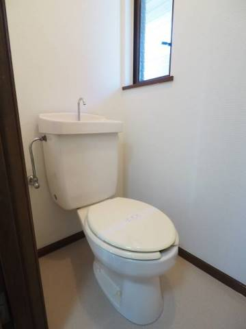 トイレには窓もあり換気もしっかりできますね。
