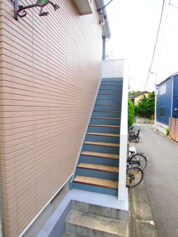 ２階に上がる階段です。
