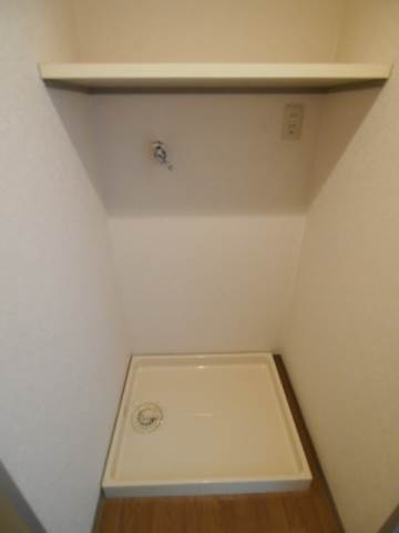 洗濯機置き場は防水パン付きで安心。これは別部屋の写真です。