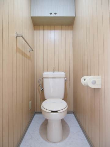 トイレ上部には収納スペースがあります。