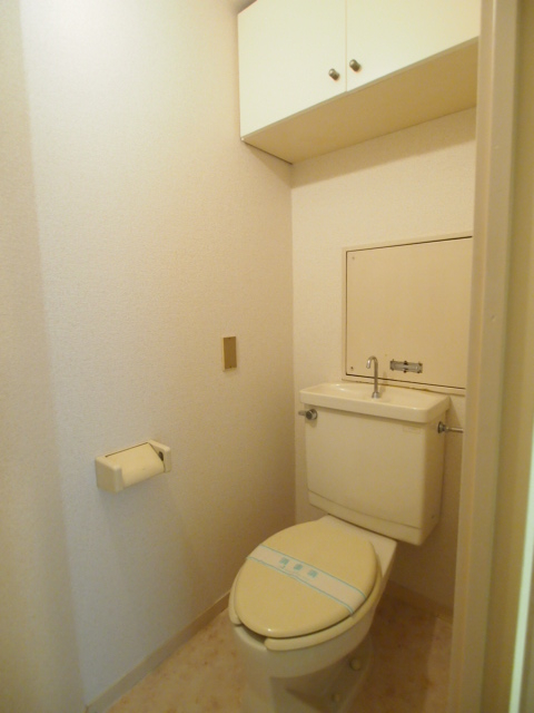 トイレは上部に棚があり便利。