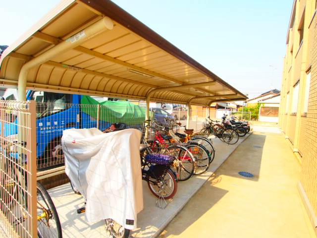 屋根付きの駐輪場。