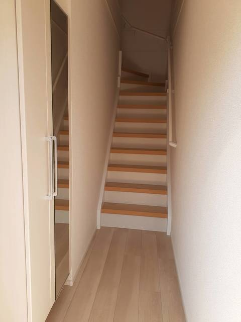 玄関ホールは姿見・収納完備