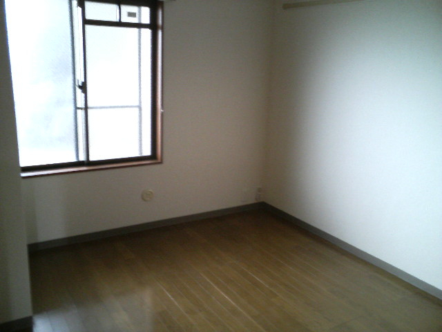 窓がついているので明るいお部屋です。