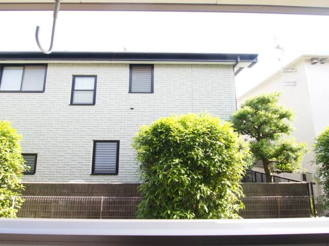 前の建物とは少し距離がとれていますね。