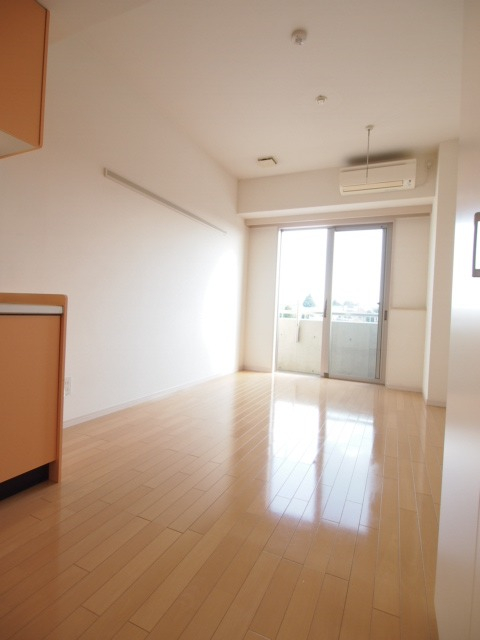 開放的な洋室  ※別部屋参考写真
