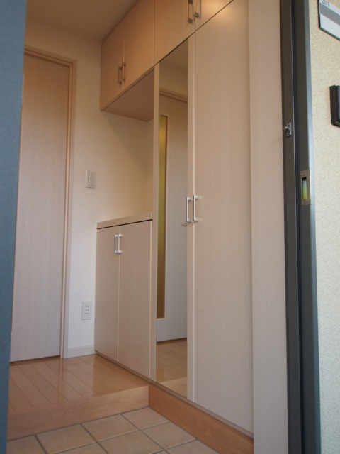 玄関も広く収納有り ※別部屋参考写真