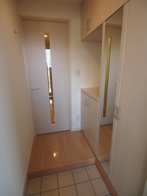 玄関ホールは姿見つき ※別部屋参考写真