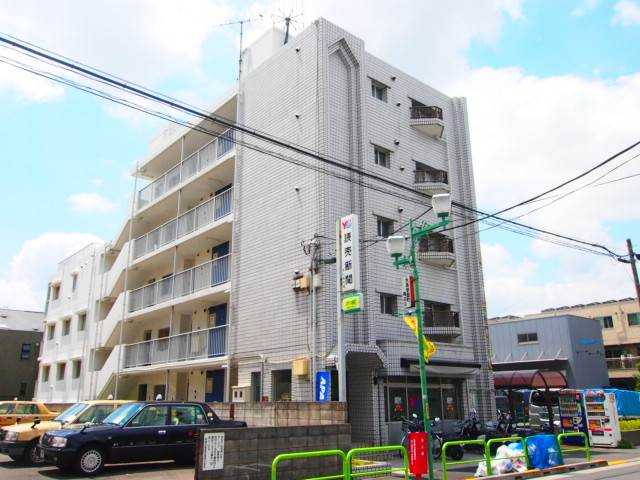 大きなマンションです。バス停が近いです。