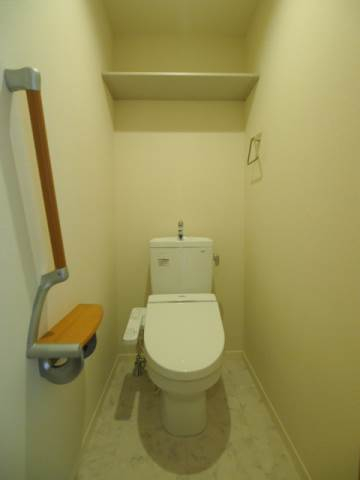 トイレには手すりがついているので安心。