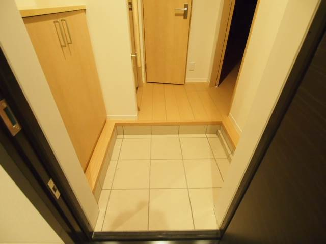 玄関もゆったりとした広さです。明るいのも嬉しいですね。