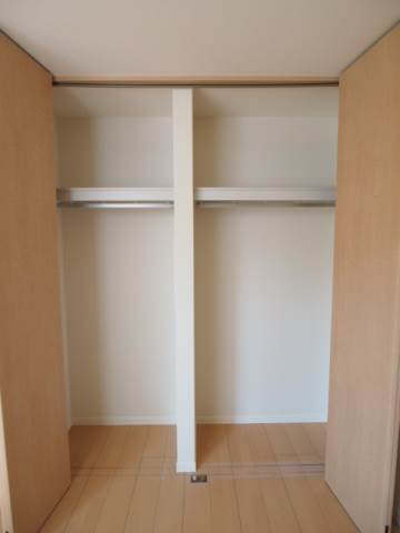 奥行きもある収納は上部に布団もしまえます。