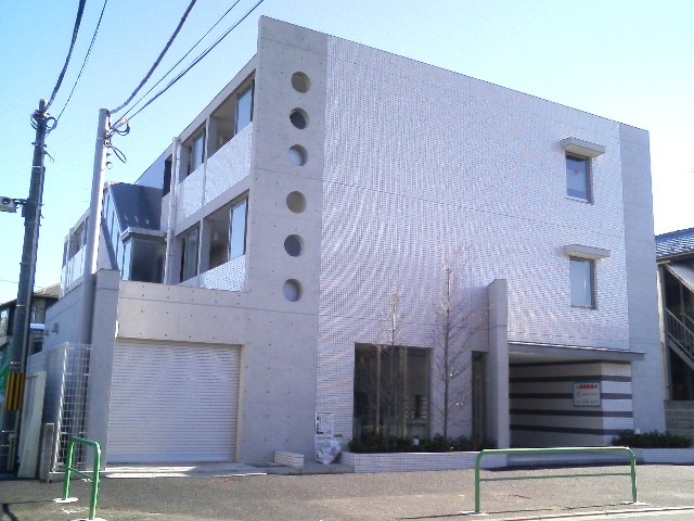 駅から建物まで大通りの道で安心